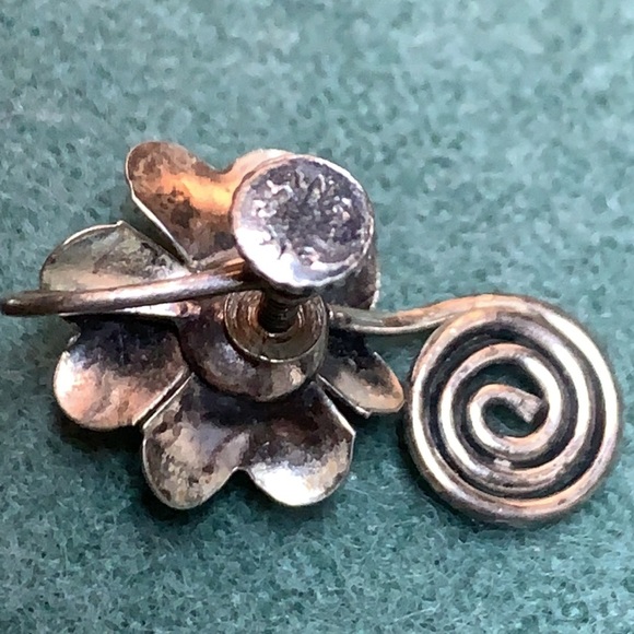 Vintage sterling screw back earrings - Picture 7 of 12